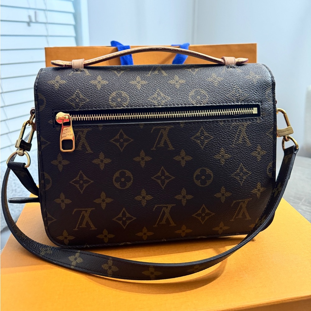 Louis Vuitton Pochette Metis crossbody bag